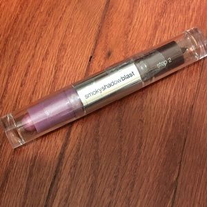 New CoverGirl Smoky Shadow Blast Purple Plume #810